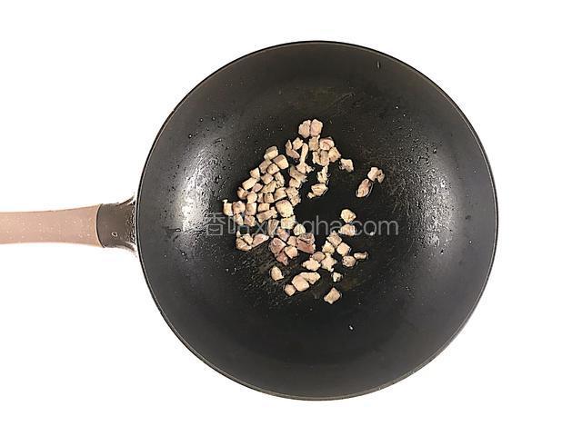 炒锅烧热，放入花生油A，放入猪肉大火快速翻炒