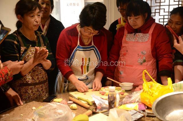 面发好了，每种面团拿出来揉均匀排气，然后就可以做造型了。