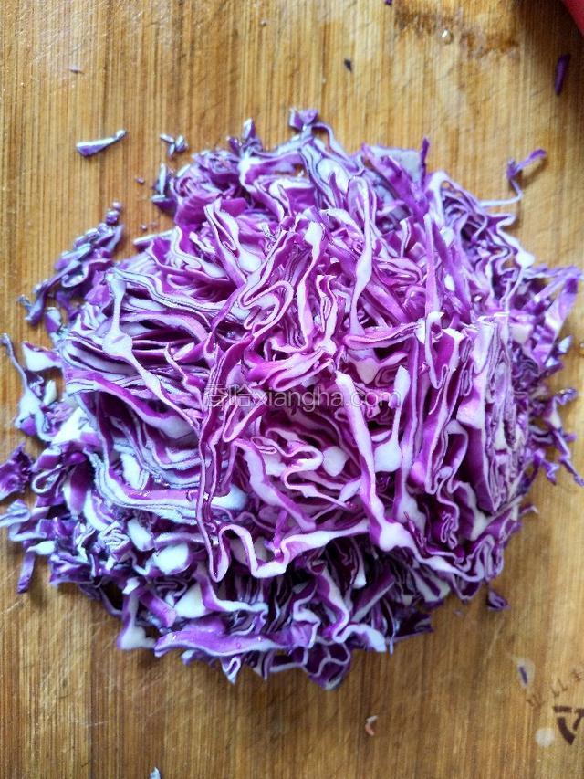 将紫甘蓝顶刀切丝，