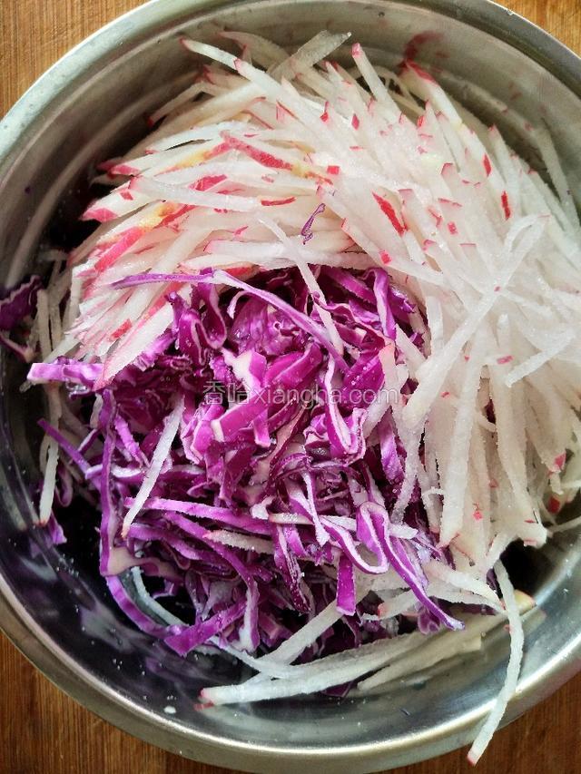 然后放入盆里，放入少许盐杀出水分