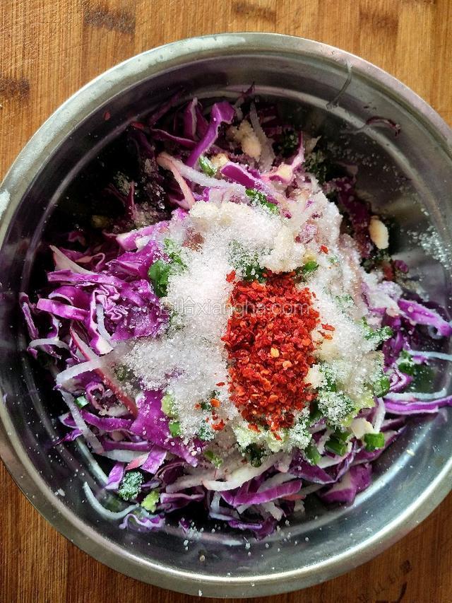 变软之后开始调味，依次放入少许盐，生抽，醋，香油，白糖，耗油，切好的葱蒜沫，辣椒面