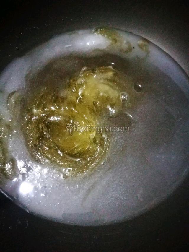 将麦芽糖，白糖和清水倒入锅中小火慢慢加热。