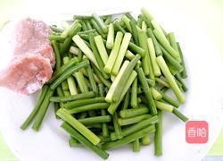 蒜苔炒肉的做法图解1