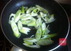 青椒炒腊肠的做法图解3