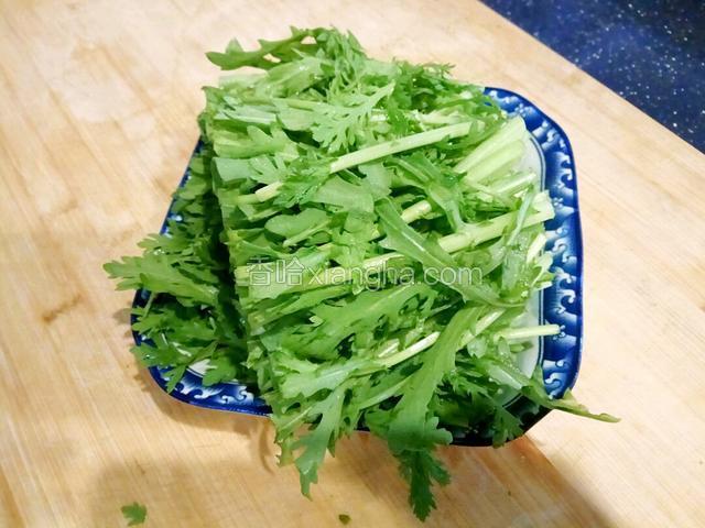 茼蒿洗净淋干水粉，切9厘米左右段备用。