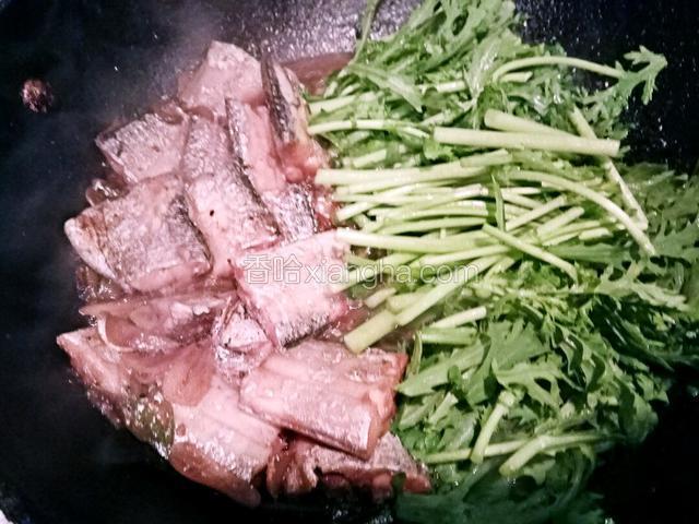 带鱼焖好加入茼蒿。