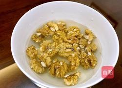 核桃仁炒西芹的做法图解3