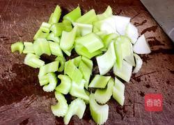 核桃仁炒西芹的做法图解5