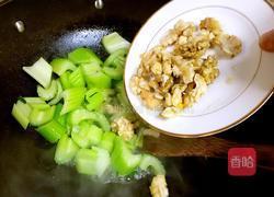 核桃仁炒西芹的做法图解10