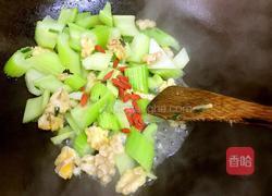 核桃仁炒西芹的做法图解12