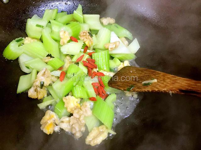最后放入枸杞子，翻炒约1分钟关火