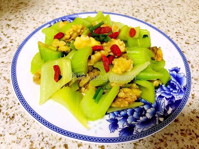 美味的菜肴出锅了