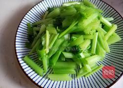 芹菜花生拌腐竹的做法图解5