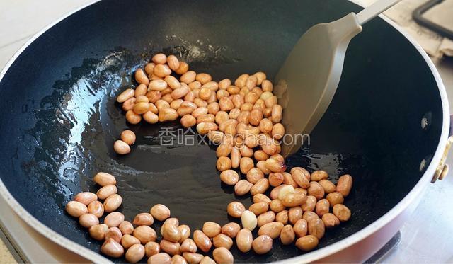 锅中加少许油，加入花生小火翻炒