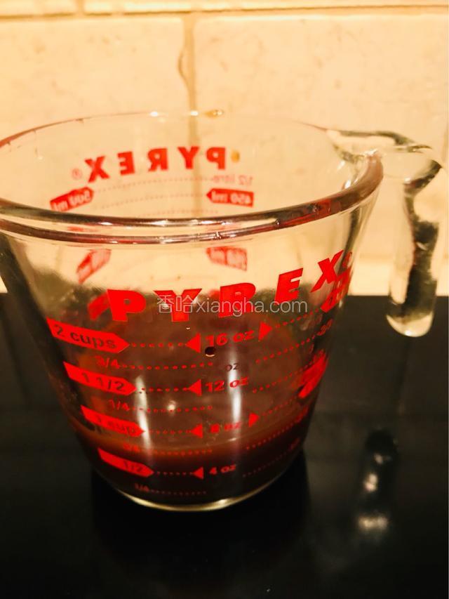 将20克烹饪酒和10克的韩国烧烤酱倒入容器搞拌均匀备用。