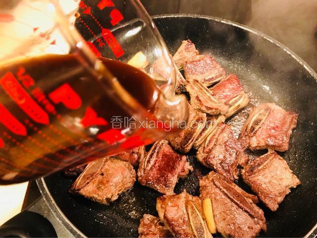 将调味料倒进锅里。