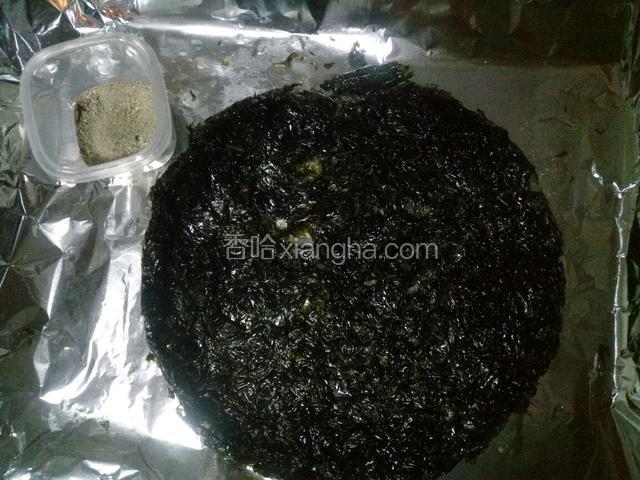 撒完盐后在撒熟香菇粉。