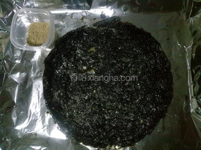 撒芝麻粉，撒完所有的料，在刷一次油。