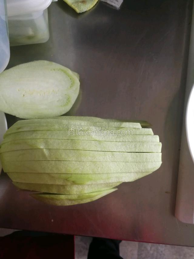 茄子去皮切成片。
