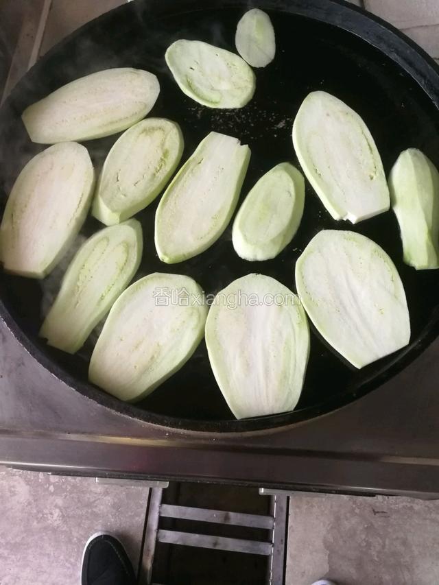 放入电饼铛当中。