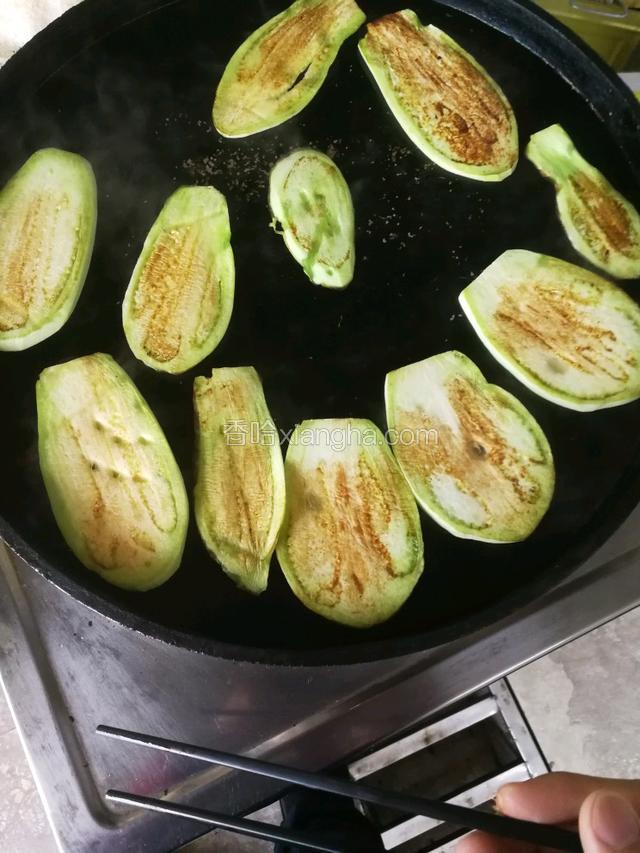煎成焦黄，反面。