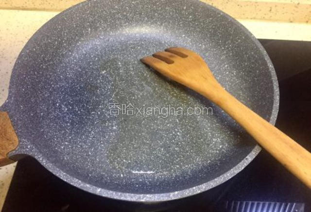 现在炒糯米饭，中火，不粘锅倒入少许玉米油