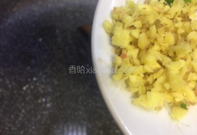 油温五层热倒入姜末炒香