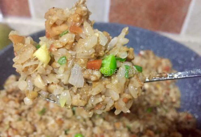 将所有食材尽量炒匀，糯米饭炒制了，光看这糯米饭就有食欲了