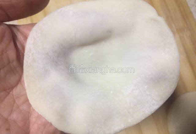 准备一张饺子皮，沿皮的边缘拉一下