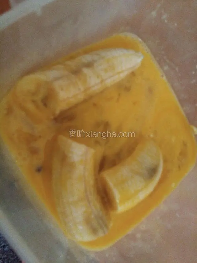 将香蕉裏上鸡蛋液