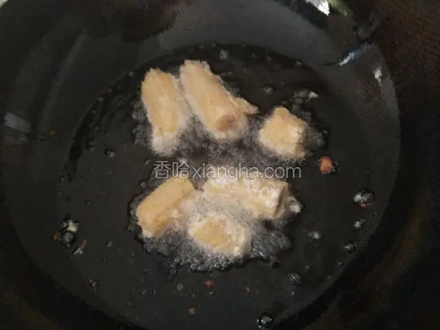 将裹好的香蕉放入锅里炸