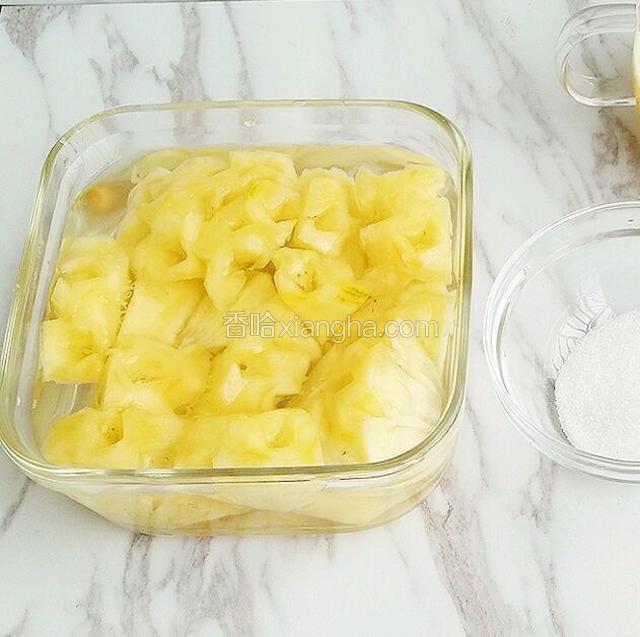 另一半菠萝用淡盐水浸泡十分钟。