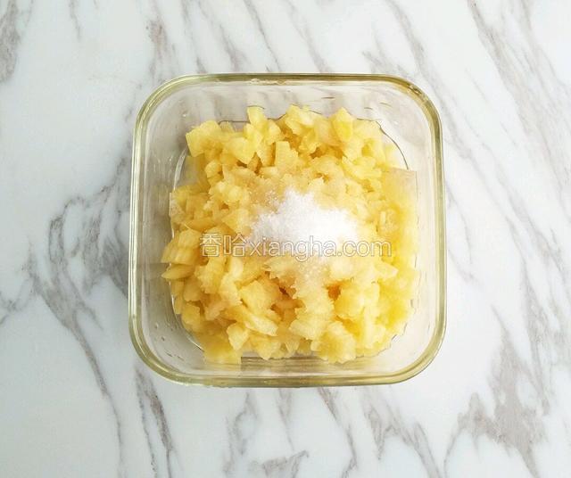 浸泡之后虑干淡盐水，撒上白砂糖腌制出汁。