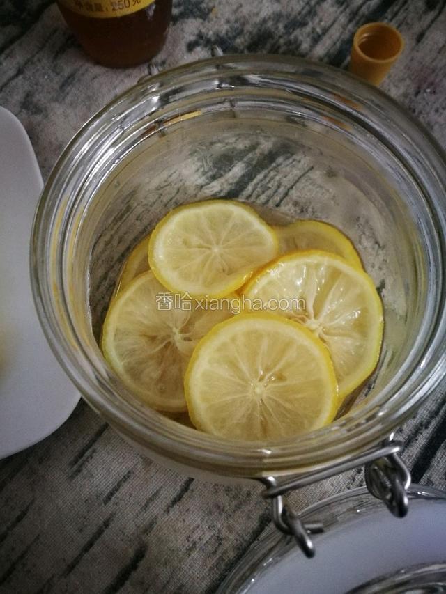 密封罐底成铺一层蜂蜜然后放上沾了蜂蜜的柠檬片，重复2-3步骤直到所有柠檬片放完。