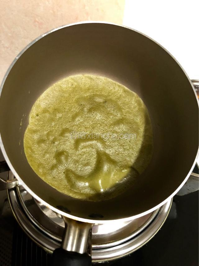 舀一勺面糊放在不粘锅中，转动锅，摊成小饼，起泡了就是熟了。