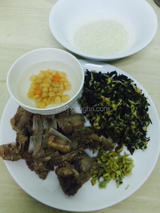 大米洗干净，生姜切末，菜干切碎备用