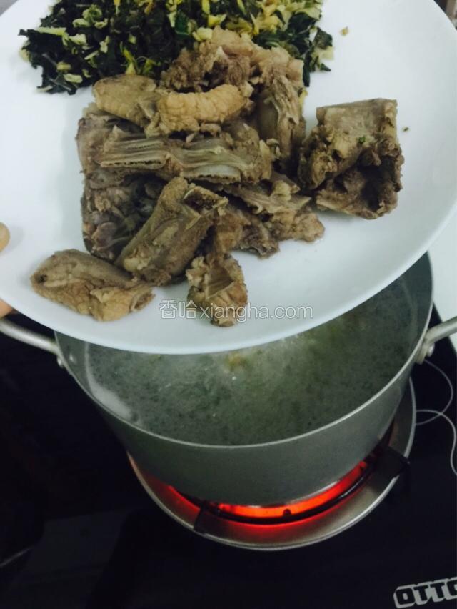 大米煮到半熟倒入排骨和菜干，煮半小时
