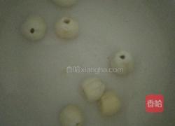 银耳莲子枸杞羹的做法图解2