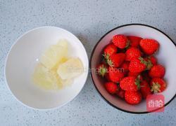 冰糖草莓的做法圖解1