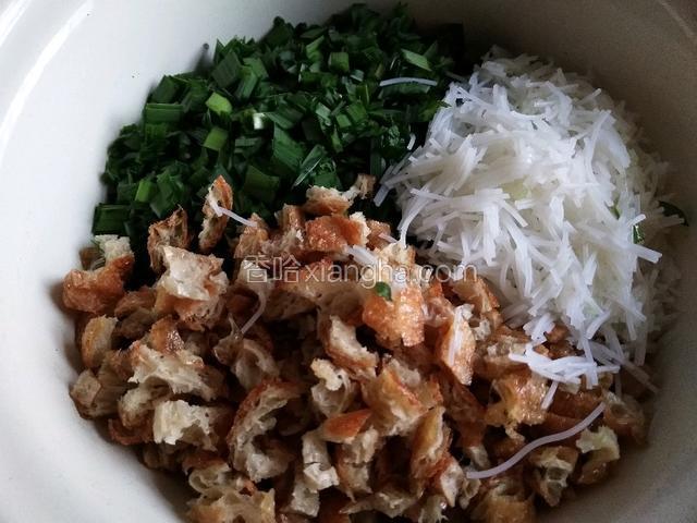 韭菜洗净切碎，粉丝泡发切碎，面筋切块，也可以用油条，这样可以吸收韭菜的水分。