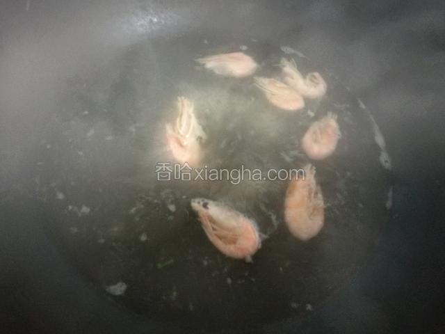 大虾也出水后再煎一下