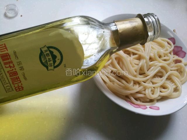 橄榄油或亚麻籽油拌一下面