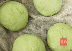 Illustration of how to make spinach juice, brown sugar and black sesame buns stuffing 13