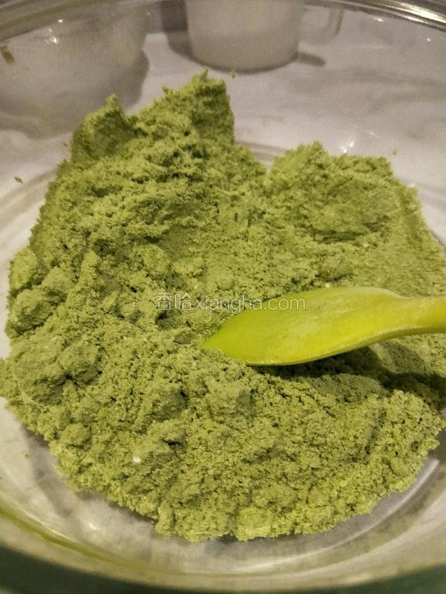 再加入A抹茶粉过筛，混合均匀。