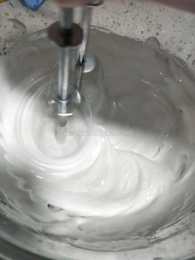 将以上熬好的118度左右的糖浆，倒入打发湿性发泡的蛋白霜中。边倒边低速用打蛋器打制8分左右湿性和干性发泡之间。有明显纹路即可。