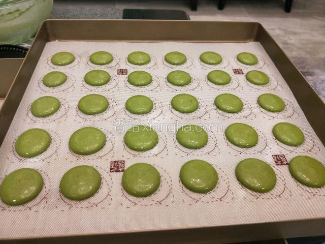 这是28×28三能的金盘，正好可以挤两盘，我垫了硅胶垫。