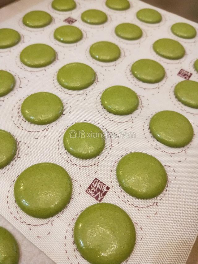 这是凉好皮以后的状态……提示:（凉皮有很多方法，如果在夏天的话比较容易，如果是在冬天的话，我建议放烤箱发酵功能凉皮比较好。）表面摸着不沾有一层硬壳即可。