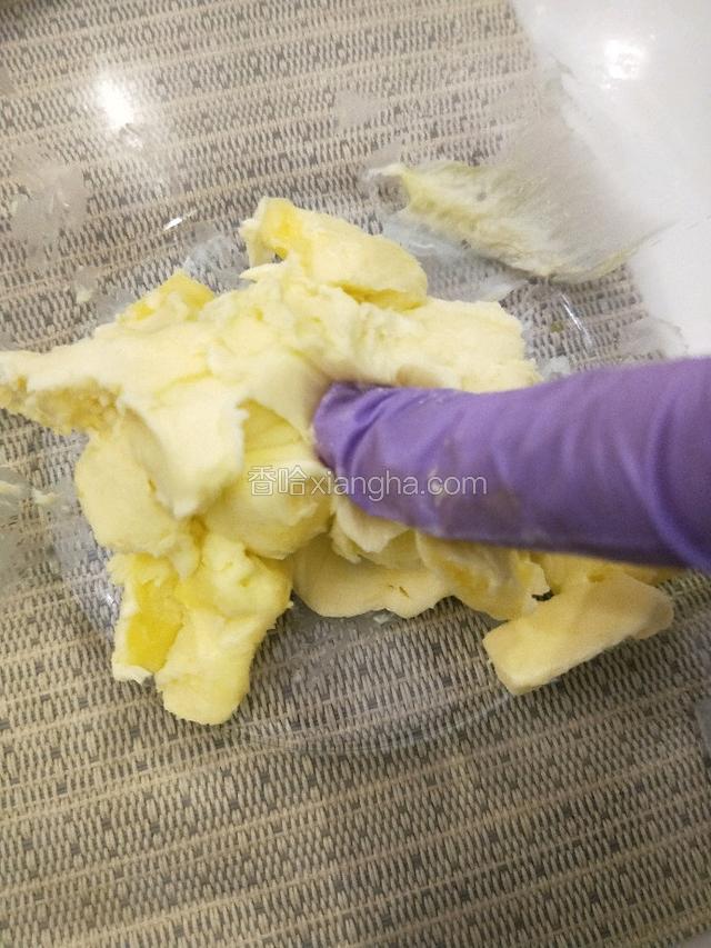 接着我们来做抹茶内陷。提前将黄油软化，用手指按下去的状态，有一个软软的坑即可。