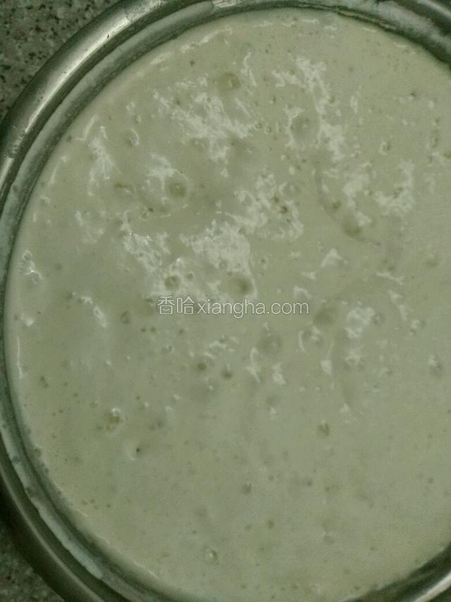这是我稀释好的面，天气冷一块不够又放了面粉发的！(就是面引子吧)我发面多
