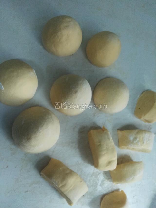 把面团揉成长条，切大小均匀剂子，在揉成光滑的生坯